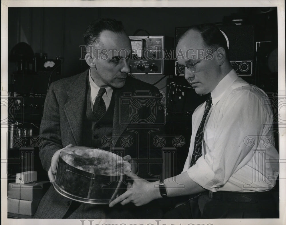 1947 Press Photo Dr. Julian H. Webb and William York examining a container