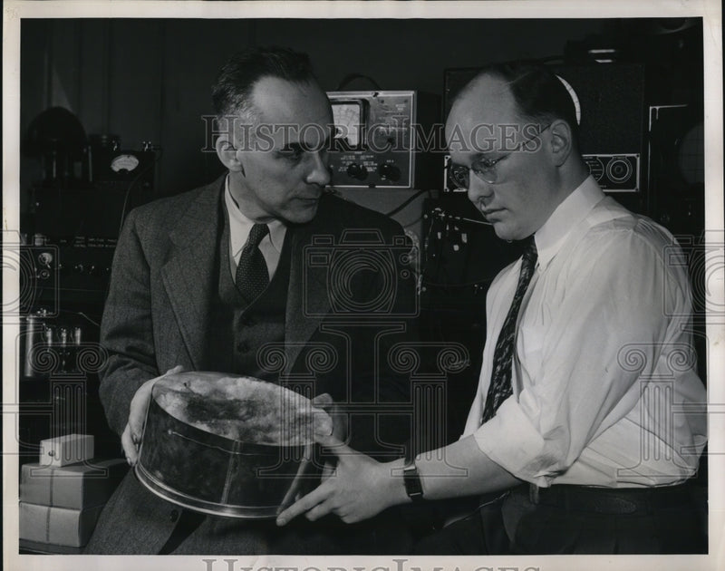 Load image into Gallery viewer, 1947 Press Photo Dr. Julian H. Webb and William York examining a container
