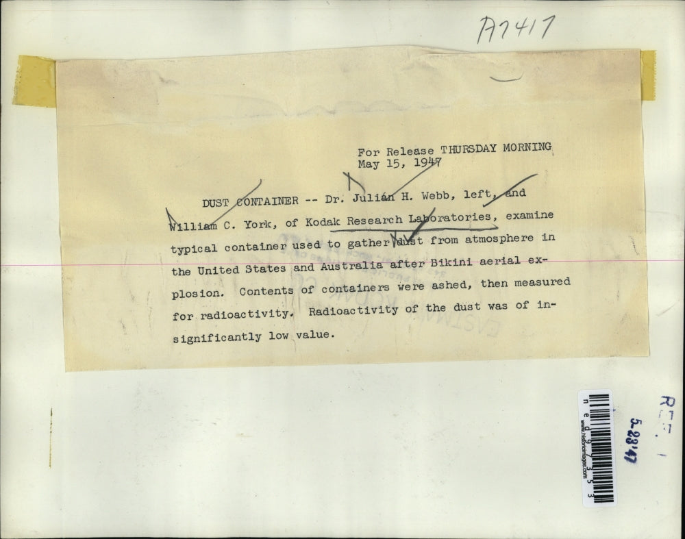 1947 Press Photo Dr. Julian H. Webb and William York examining a container