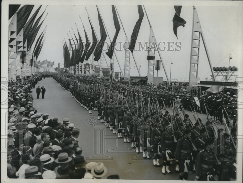 1933 Press Photo Canadian Essex Scottish Regiment marching at Century Progress