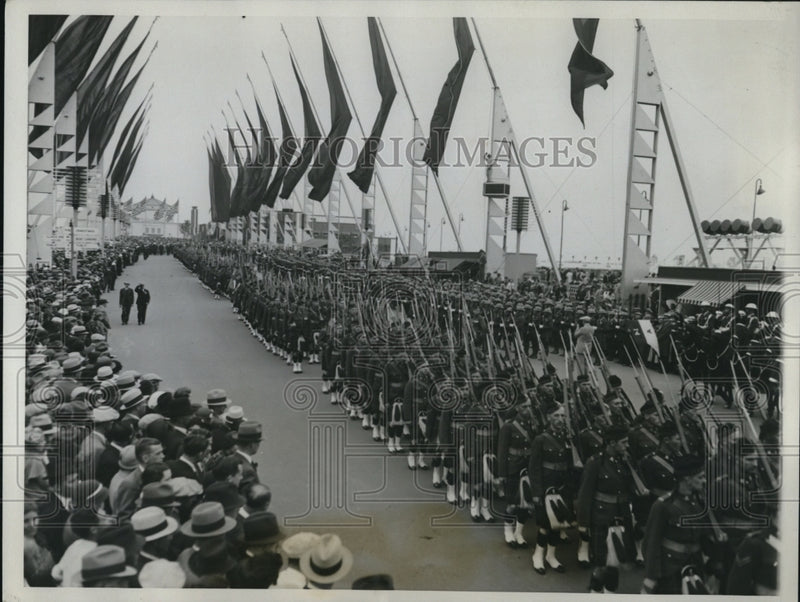 Load image into Gallery viewer, 1933 Press Photo Canadian Essex Scottish Regiment marching at Century Progress
