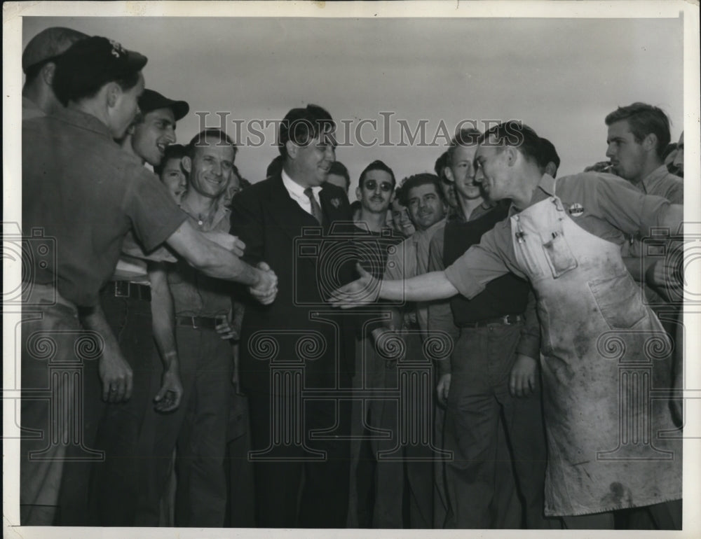 1940 Press Photo Wendell Wllkie at North American Aircraft factory w/ workers