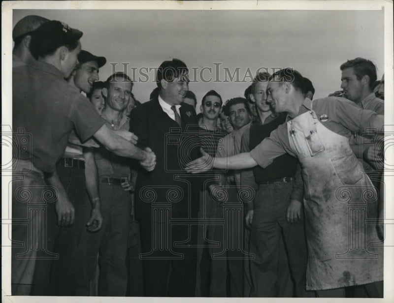 Load image into Gallery viewer, 1940 Press Photo Wendell Wllkie at North American Aircraft factory w/ workers
