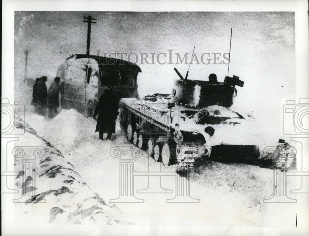 1942 Press Photo Newsmen &amp; tanks stranded in blizzard in N England- Historic Images