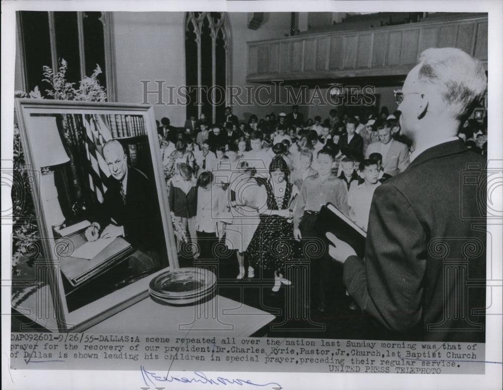 1955 Press Photo Dallas Texas Crowds shelter form dust storms at a church