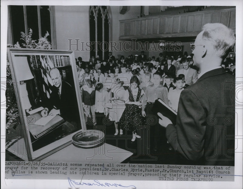 Load image into Gallery viewer, 1955 Press Photo Dallas Texas Crowds shelter form dust storms at a church
