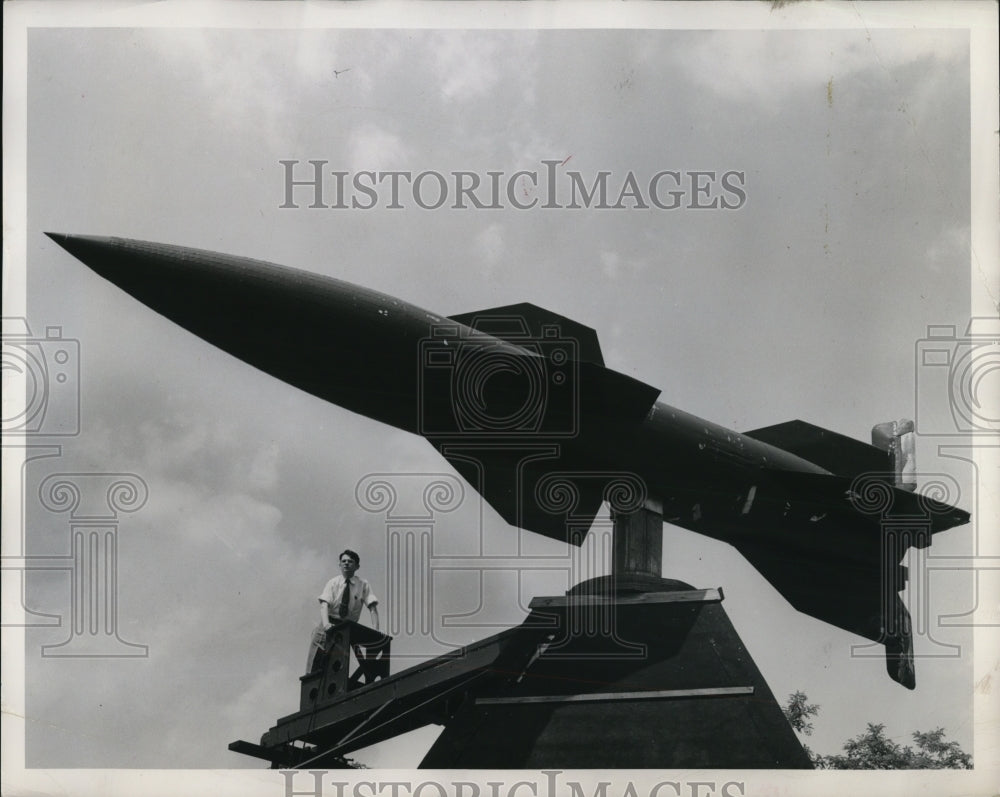 1949 Press Photo GE engineers RA Phillips at Schnectady NY for missle test- Historic Images