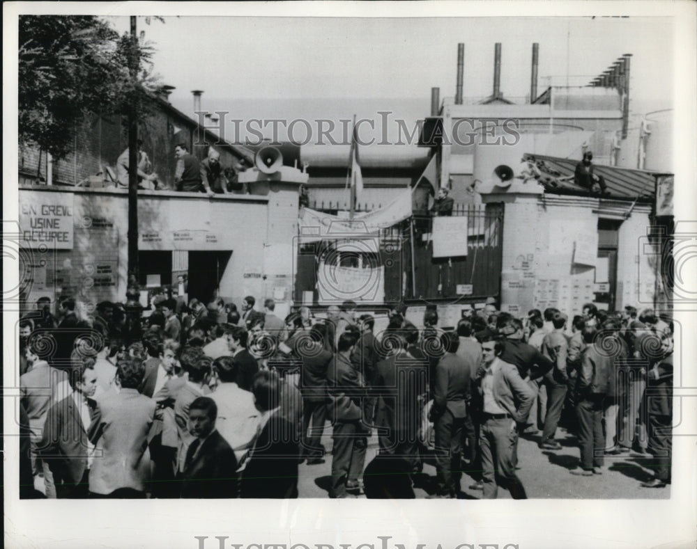 1968 Press Photo Citrogen Automobile Plant in Paris Striking Employees- Historic Images