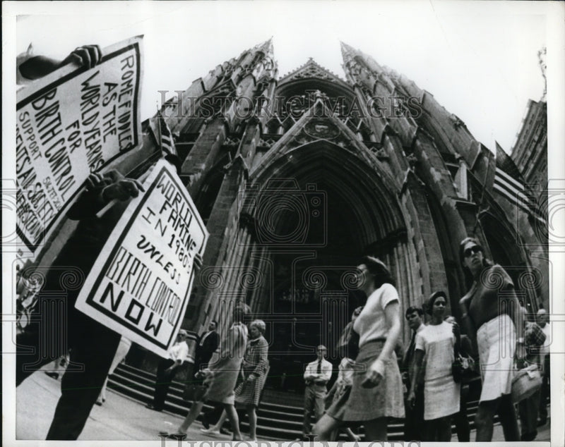 Load image into Gallery viewer, 1968 Press Photo of demonstrators outside St. Patrick's Cathedral protesting
