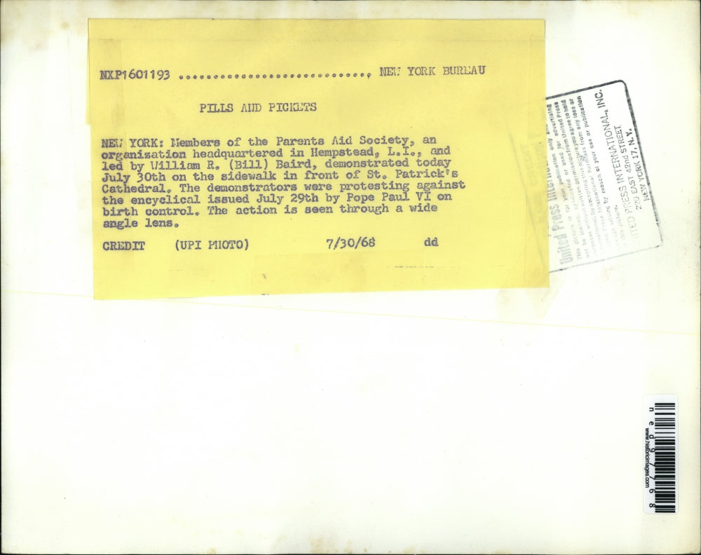 1968 Press Photo of demonstrators outside St. Patrick's Cathedral protesting