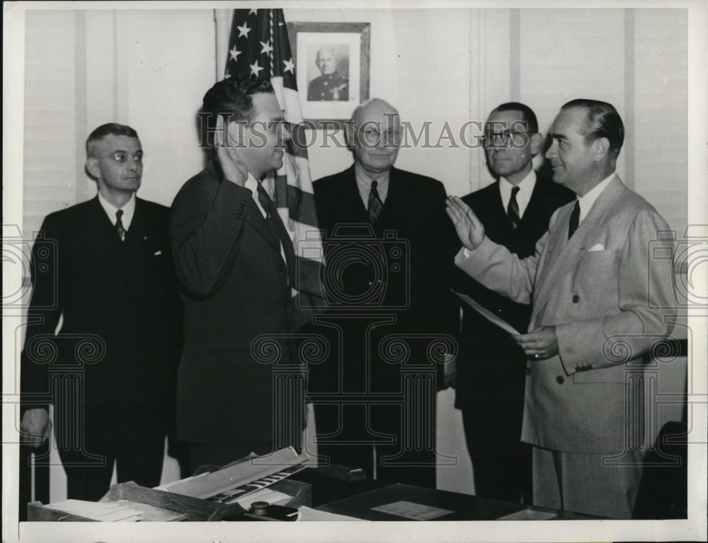 1941 Press Photo of C. Robert Payne being sworn into the US Marine Corps.