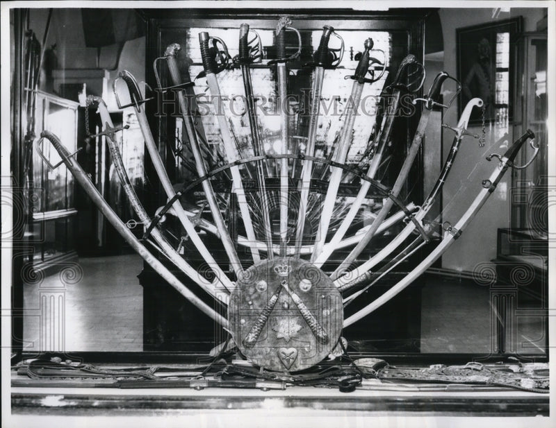 Load image into Gallery viewer, 1961 Press Photo of cavalry sabers in Brussels, Belgium.
