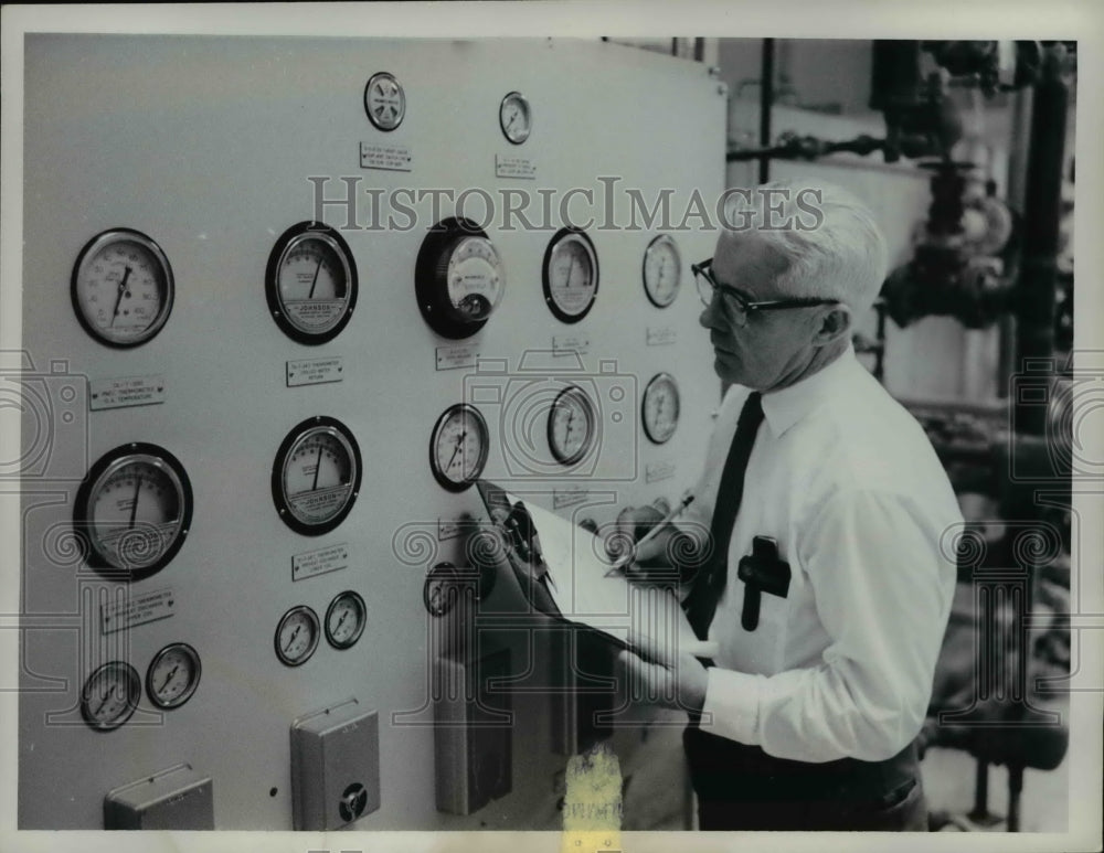 1962 Press Photo NYC Alfred Knee check AC control panel at Telephone bldg