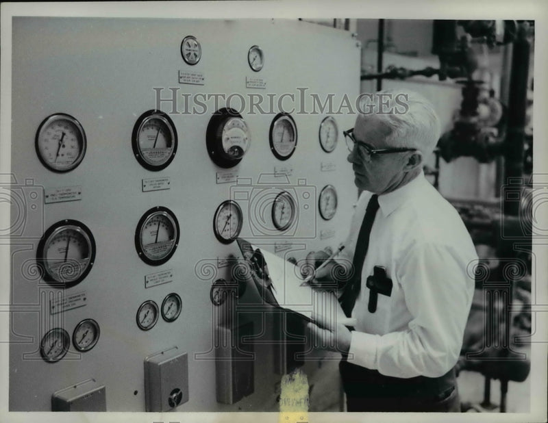 Load image into Gallery viewer, 1962 Press Photo NYC Alfred Knee check AC control panel at Telephone bldg
