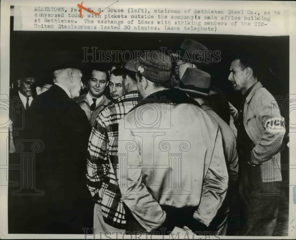 1949 Press Photo L EG Grace,Bethlehem Steel Corp. CEO, conversed with picketers