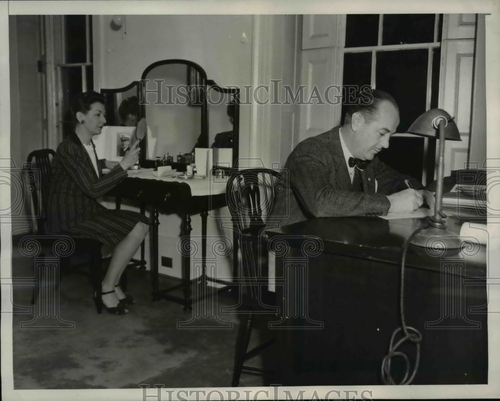 1946 Press Photo Mr & Mrs Charles L Walker at their samll home