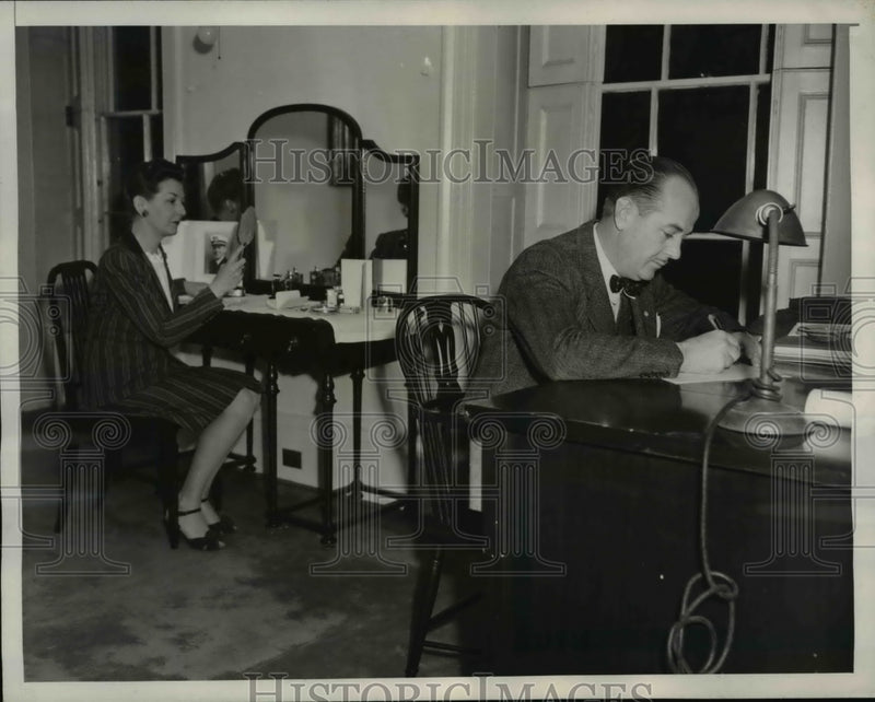 Load image into Gallery viewer, 1946 Press Photo Mr &amp; Mrs Charles L Walker at their samll home
