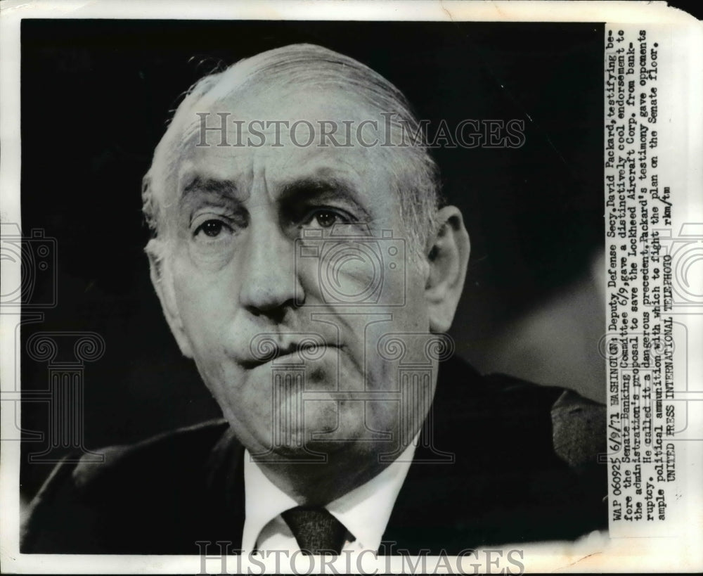 1971 Press Photo Deputy Defense Secretary Davis Packard at Senate Banking Comm