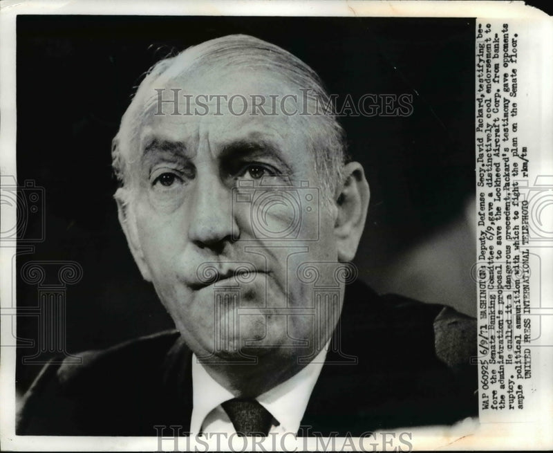 Load image into Gallery viewer, 1971 Press Photo Deputy Defense Secretary Davis Packard at Senate Banking Comm
