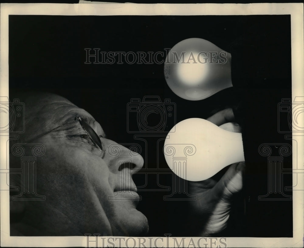 1949 Press Photo Electric lamps by the General Electric Company Marvin Pipkin