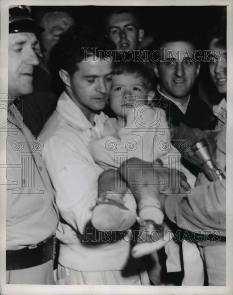 Load image into Gallery viewer, 1955 Press Photo of Gerald Kenner and his son Jerry who was lost on the woods.
