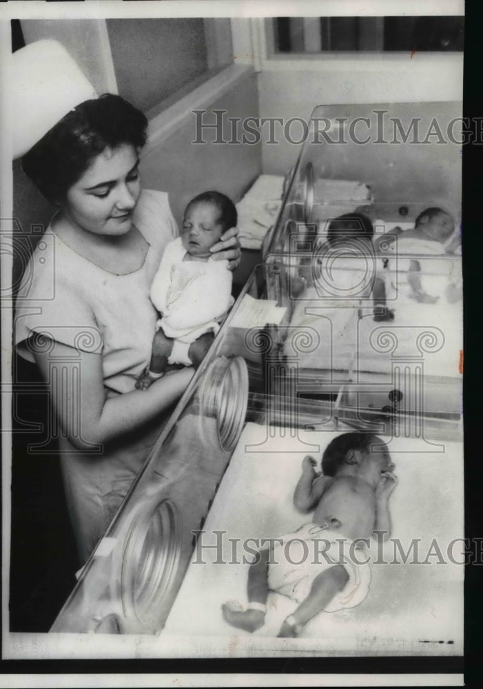 1958 Press Photo R H Dean Hoskins Quadruplets Nurse W Wood Oakland California