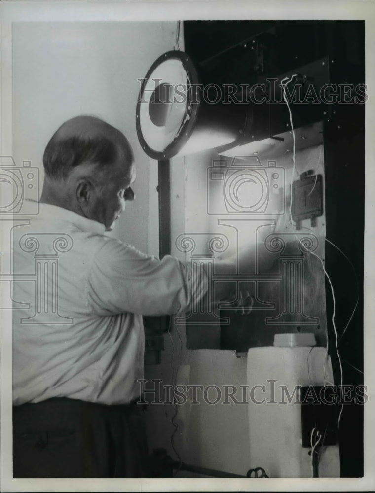 Load image into Gallery viewer, 1957 Press Photo of Swedish Astronomer Prof. Yngve Ohman at the Swedish

