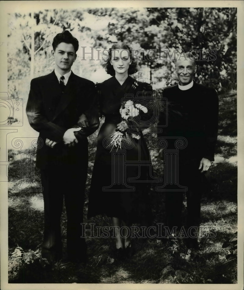 Load image into Gallery viewer, 1937 Press Photo Mr &amp; Mrs Norval Knouse of Findlay Ohio &amp; Rev T Lane
