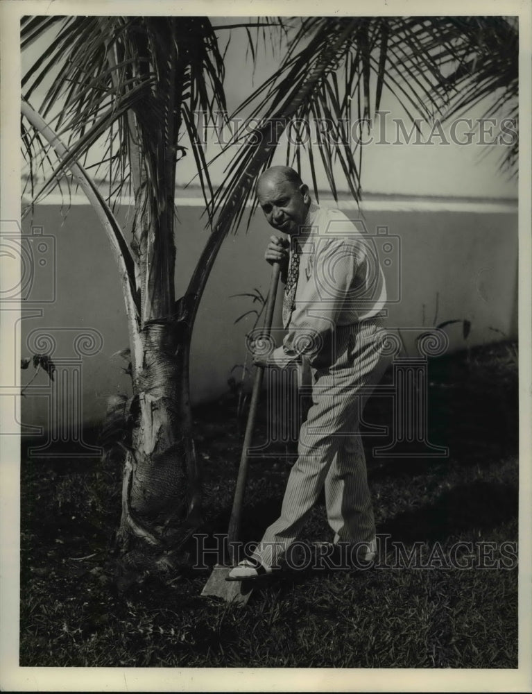 1939 Press Photo Bill Klein in Miami Beach Fla at a palm tree in garden