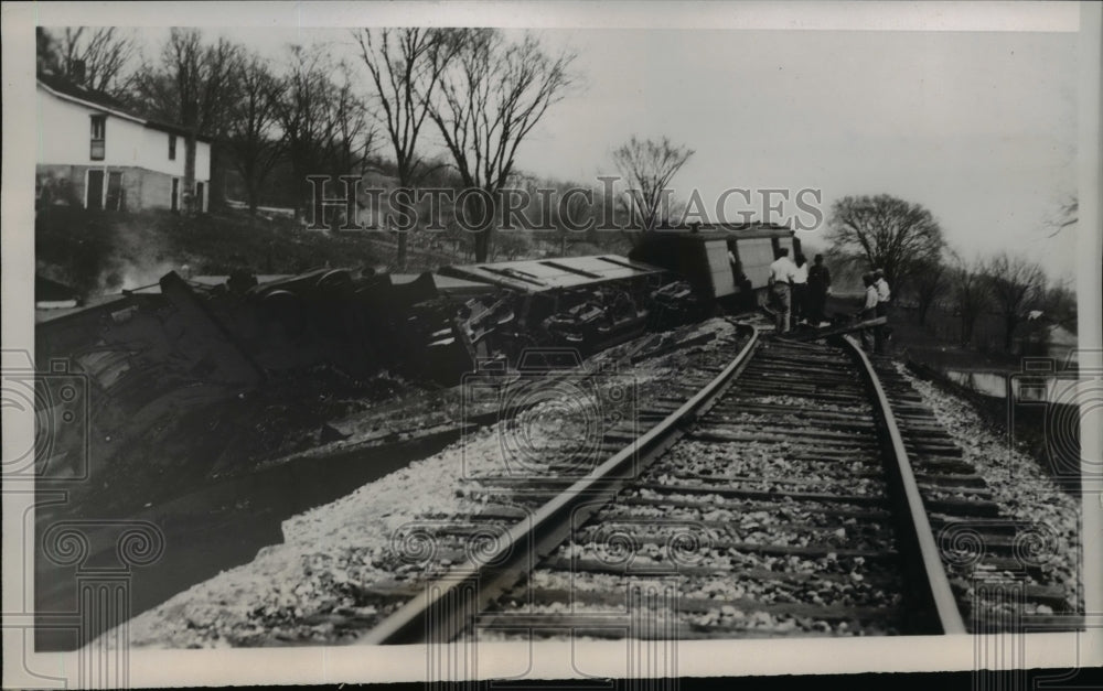 1937 Press Photo Locomotive & 3 cars crashed near Ionia Mich