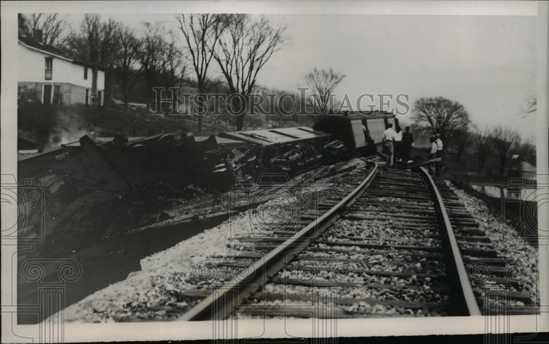 Load image into Gallery viewer, 1937 Press Photo Locomotive &amp; 3 cars crashed near Ionia Mich
