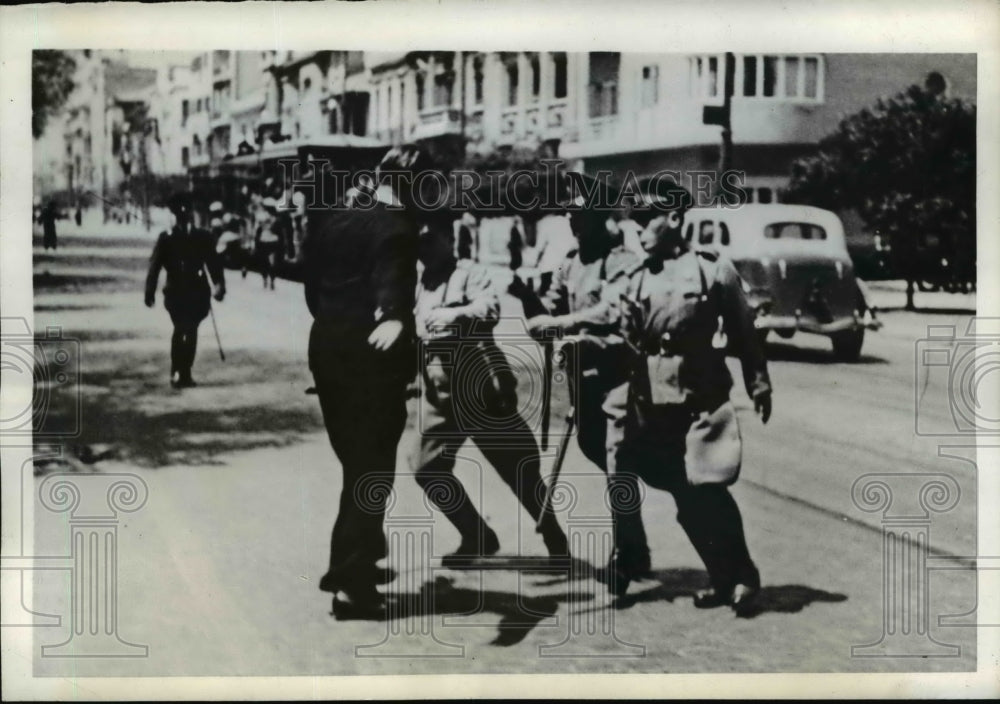 1942 Press Photo Santiago Chile student protest vs S Wells speech & Embassy cops