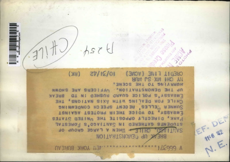 Load image into Gallery viewer, 1942 Press Photo Santiago Chile student protest vs S Wells speech &amp; Embassy cops
