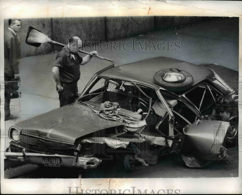 Load image into Gallery viewer, 1969 Press Photo NYC man at wreck from an auto collision
