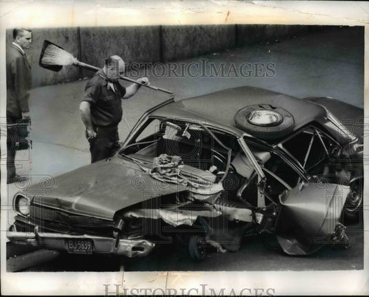 1969 Press Photo NYC man at wreck from an auto collision