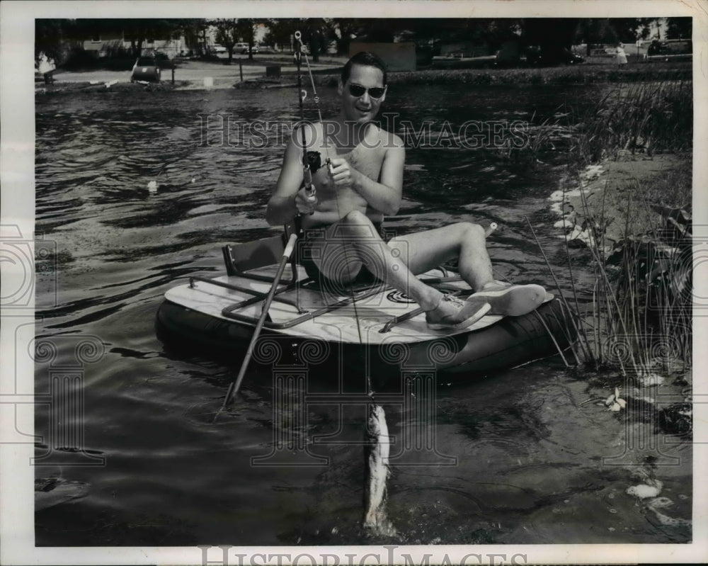 1962 Press Photo New lightweight rubber boat by Goodyear Co in Akron Ohio- Historic Images