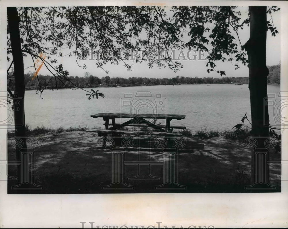 1961 Press Photo Picnic table lakeside at a Cleveland Park