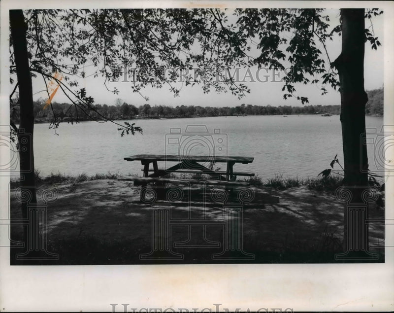 Load image into Gallery viewer, 1961 Press Photo Picnic table lakeside at a Cleveland Park
