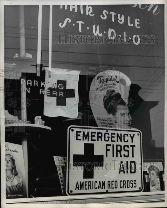 1951 Press Photo American Cross Emergency First Aid Sign Beauty Shop Long Island