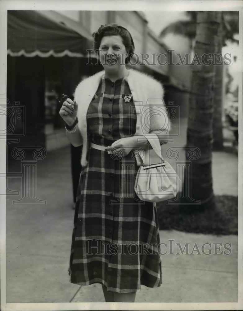 Load image into Gallery viewer, 1940 Press Photo Palm Beach Fla Mrs Reed Albee vacations from NY
