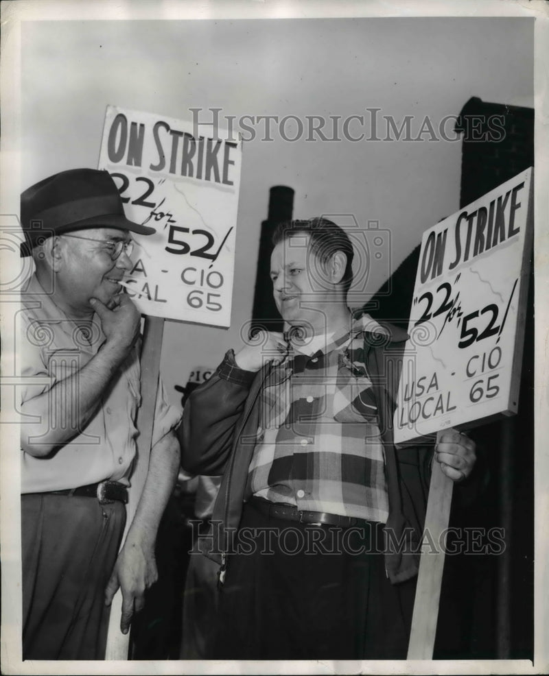Load image into Gallery viewer, 1952 Press Photo Picketers At United States Steel Company
