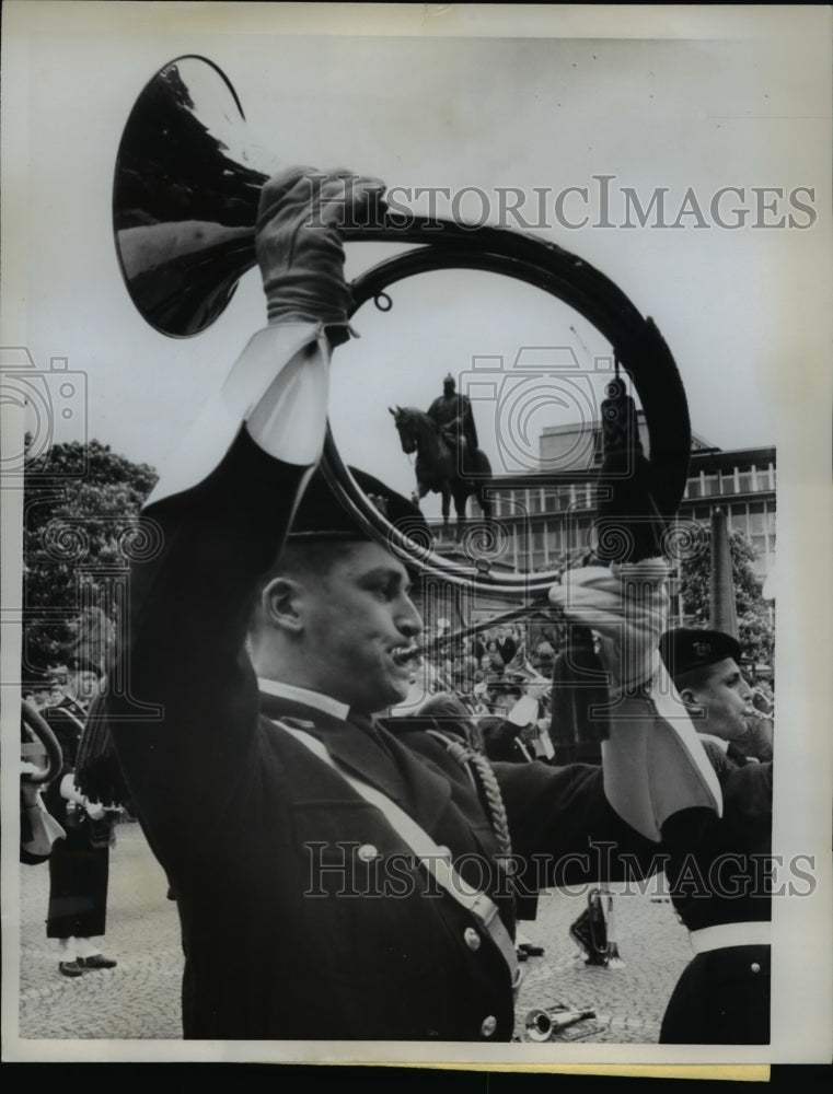 Load image into Gallery viewer, 1962 Press Photo Statue of German Kaiser Wilhelm Framed by Horn of Soldier
