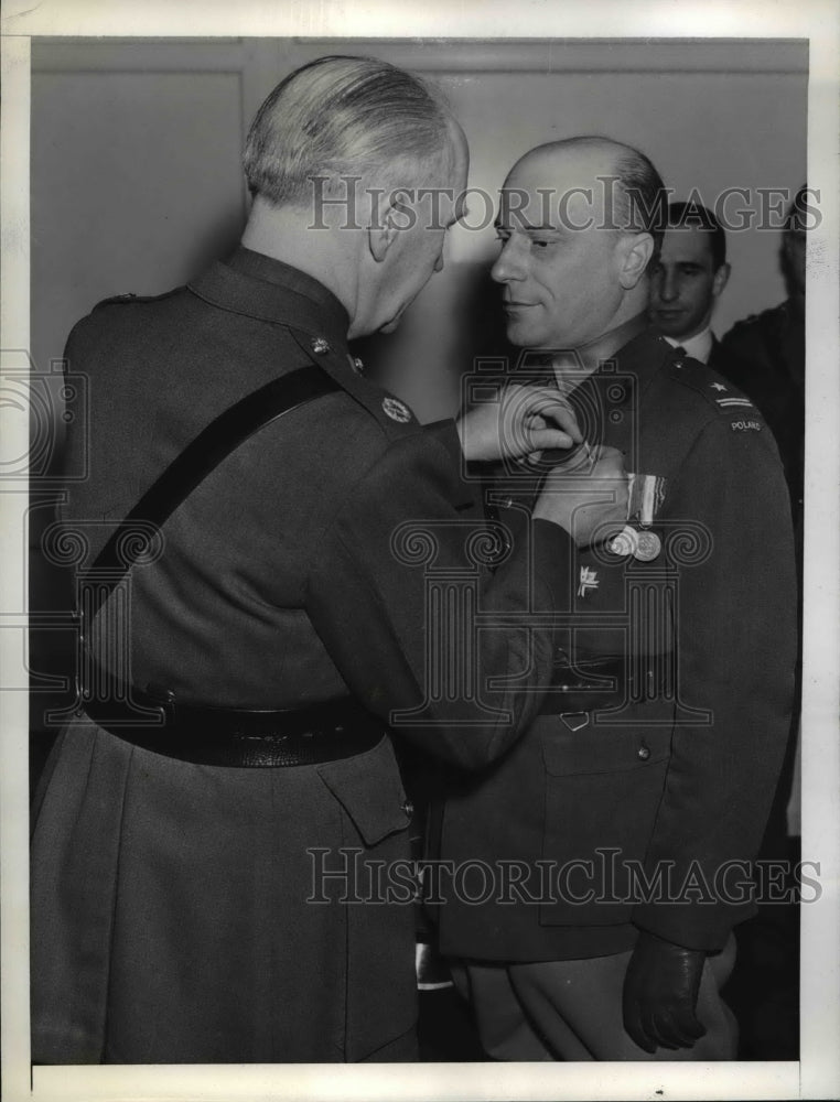 1942 Press Photo Sir John Dill Honors Major Stefan Dobrowolski- Historic Images