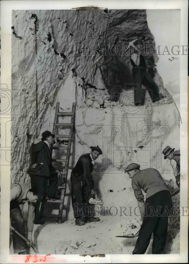 1942 Press Photo British Building Planes Underground Somewhere in England