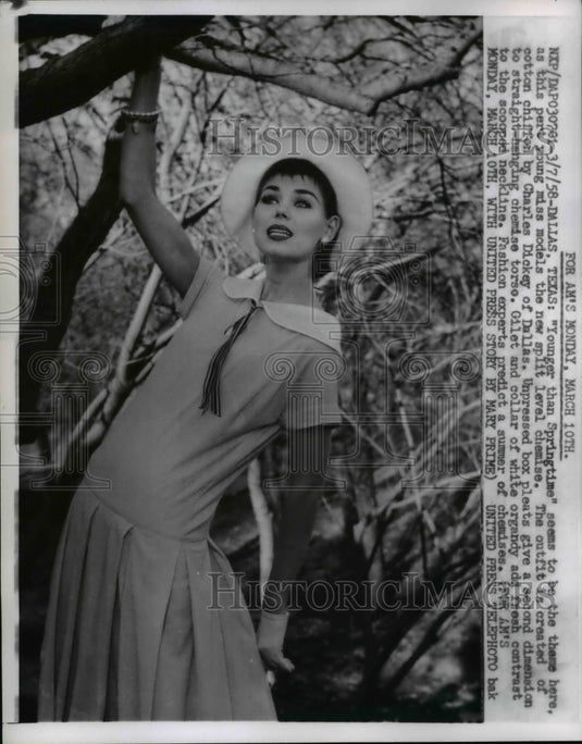 1958 Press Photo Woman Models Charles Dickey Fashion