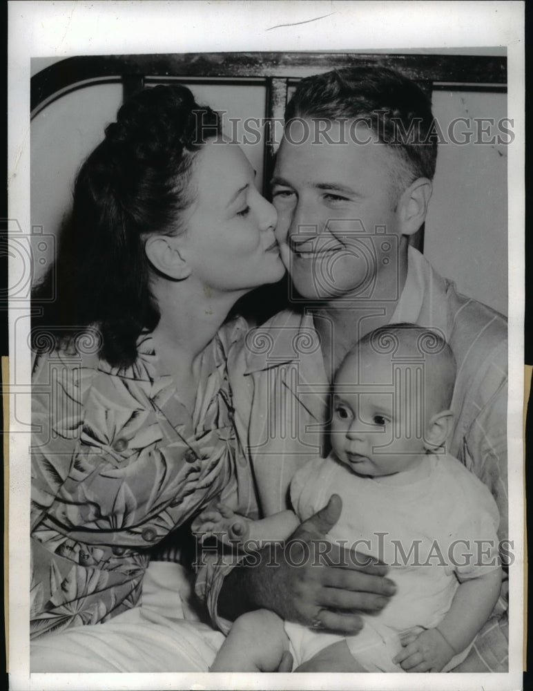 1942 Press Photo Battle of Midway Pilot Richard C. McEwen with Family
