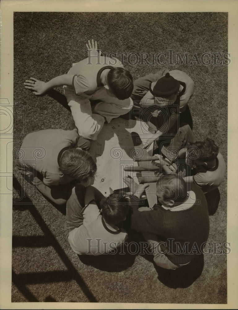 Load image into Gallery viewer, 1945 Press Photo Circle of Boys Building Model Airplanes, Hawthorne California
