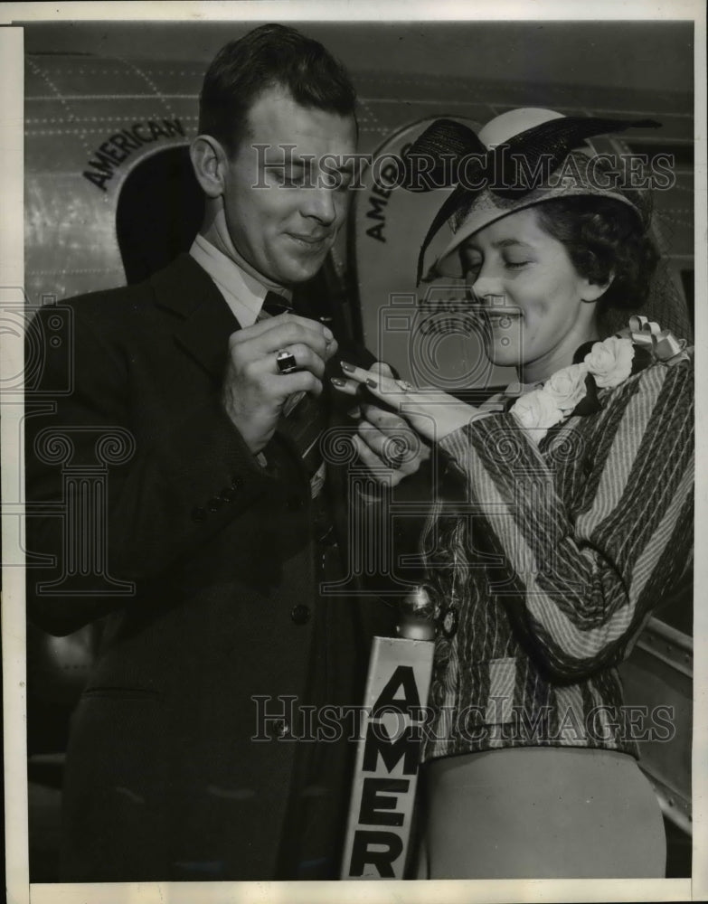 Load image into Gallery viewer, 1940 Press Photo William Theim, Flight Attendant Kathleen Kay Wedding
