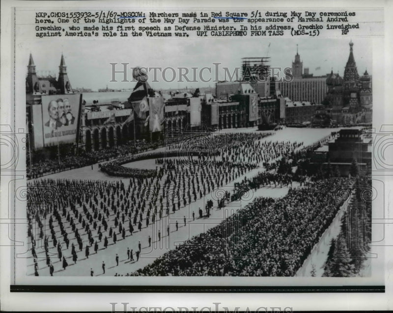 Load image into Gallery viewer, 1967 Press Photo Marchers mass in Red Square Moscow during May Day ceremonies
