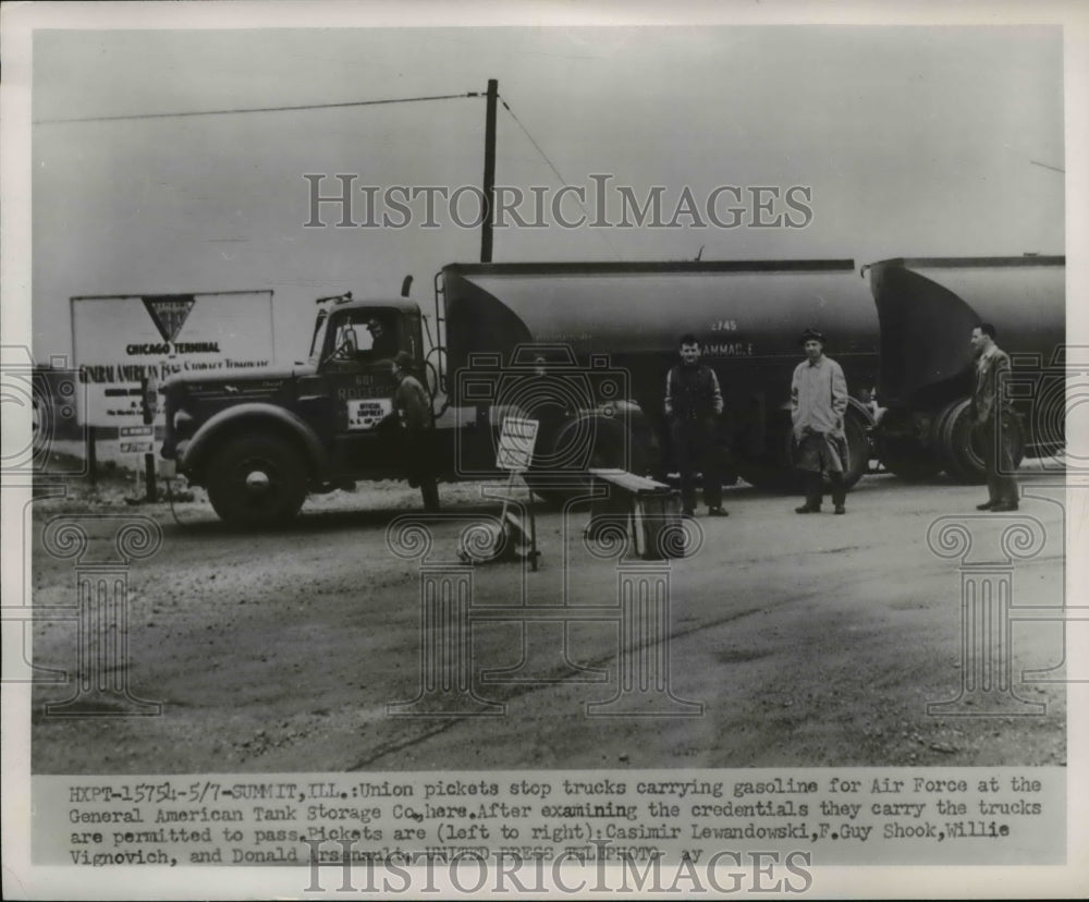 1952 Press Photo Union Picketers Stop Air Force Gasoline Trucks, Summit Illinois- Historic Images